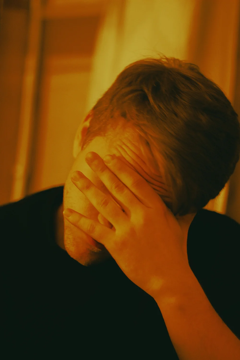 Personne épuisée, la main sur le visage