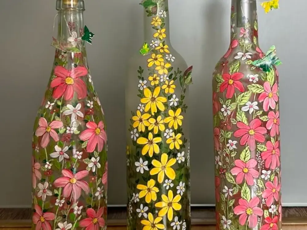 Bouteilles décorées de fleurs peintes
