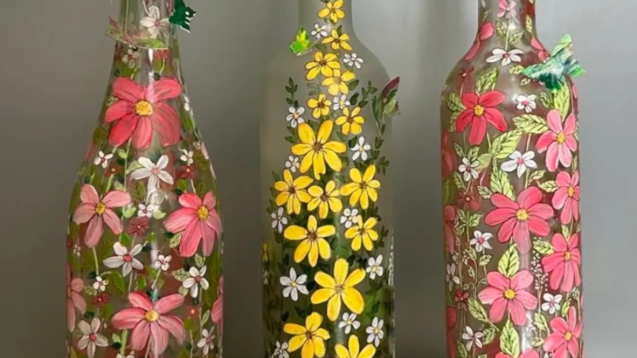 Bouteilles en verre décorées de fleurs