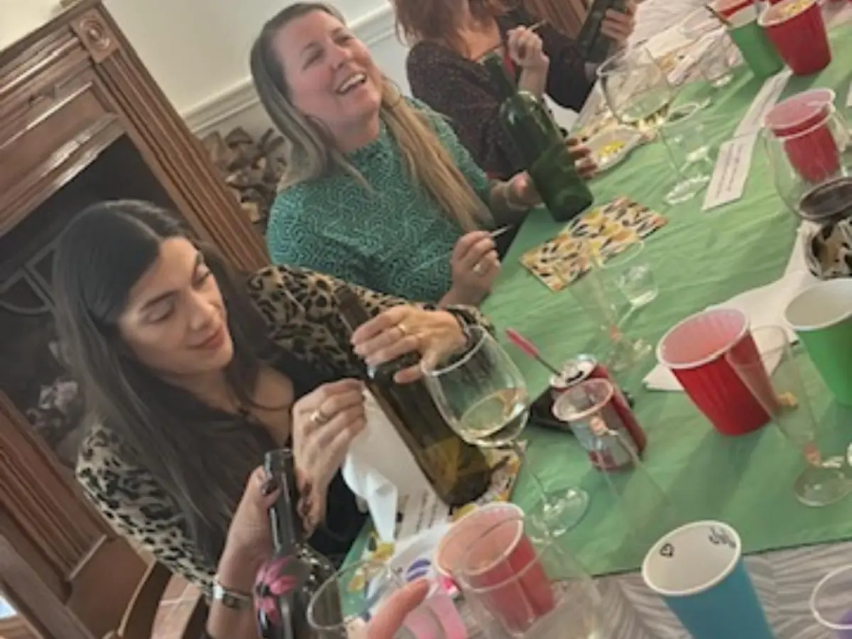Groupe décorant des bouteilles autour d’une table