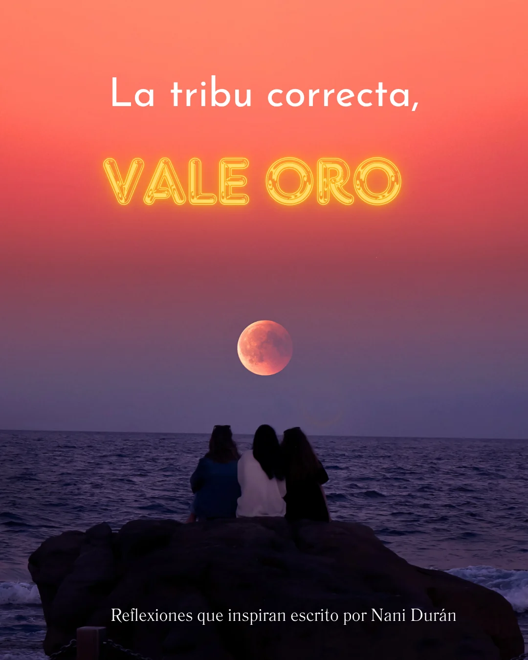 Tres amigas contemplando el mar al atardecer bajo la luna — portada del artículo «La tribu correcta vale oro»