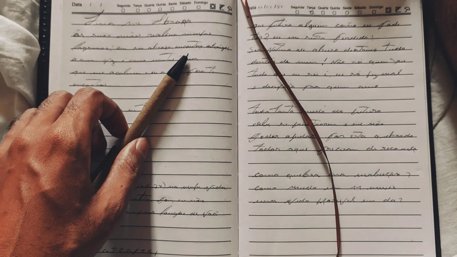 Journal ouvert sur un lit