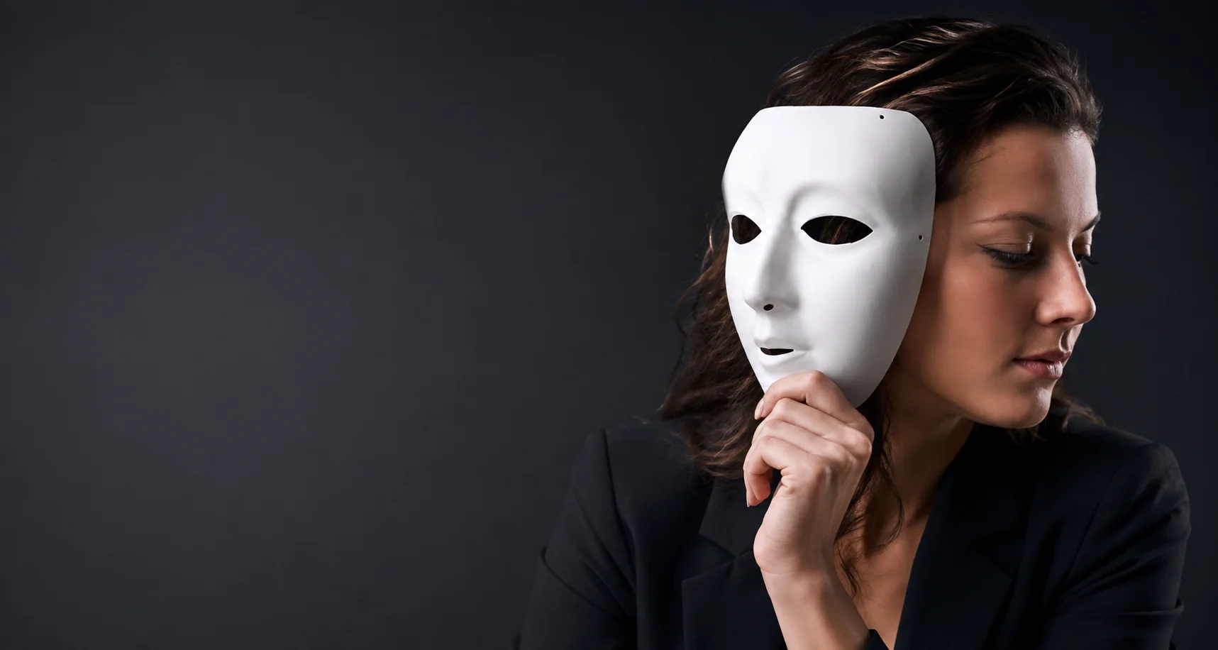 Femme baissant un masque blanc devant son visage