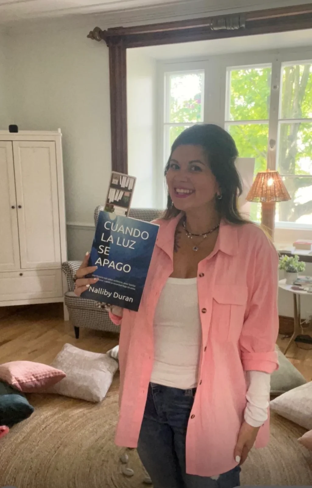 Nani Duran présentant son livre « Cuando la luz se apagó »