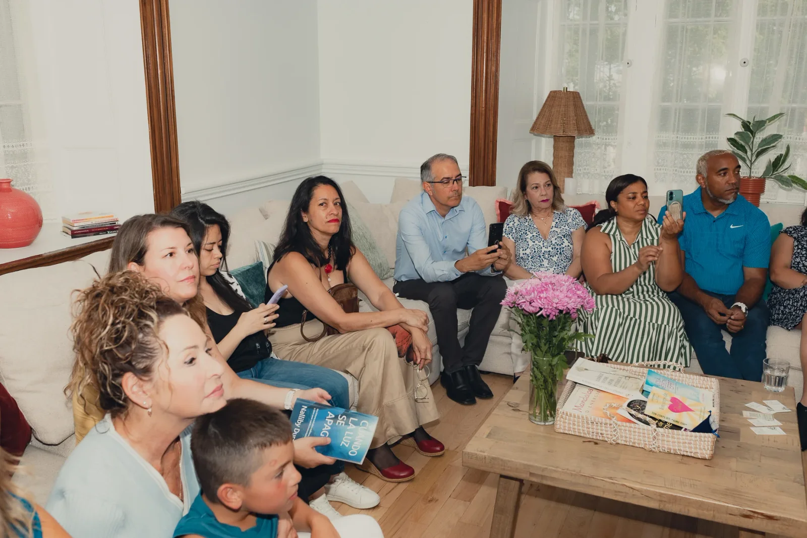 Public réuni dans un salon lors d’une rencontre de Nani Duran