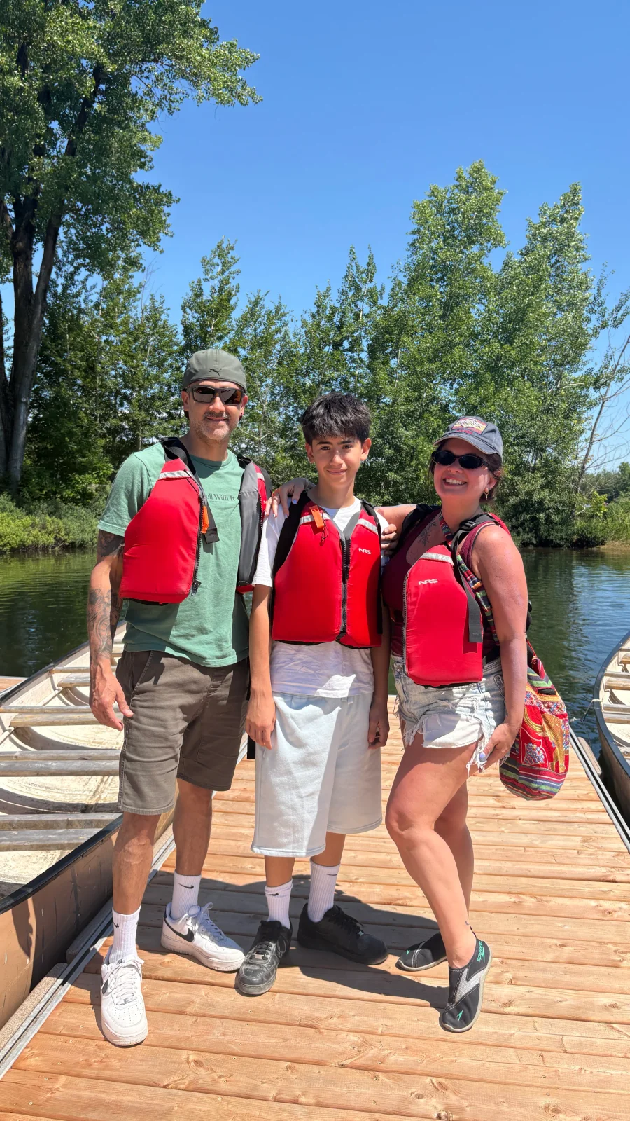 Nani Duran en famille sur un quai, avant une sortie en canot