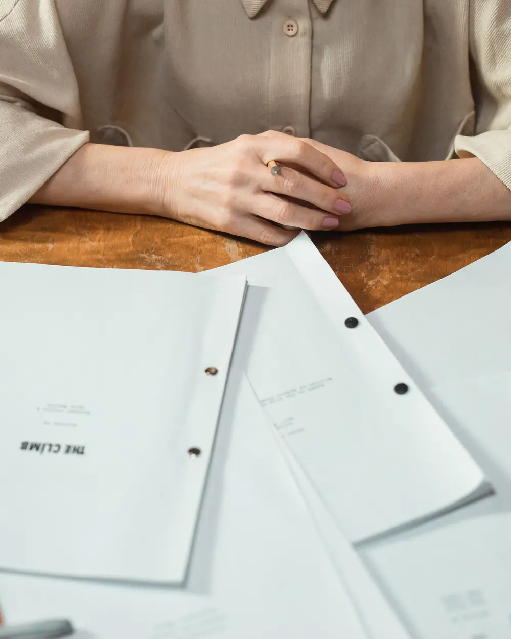Personne à une table avec des pages imprimées