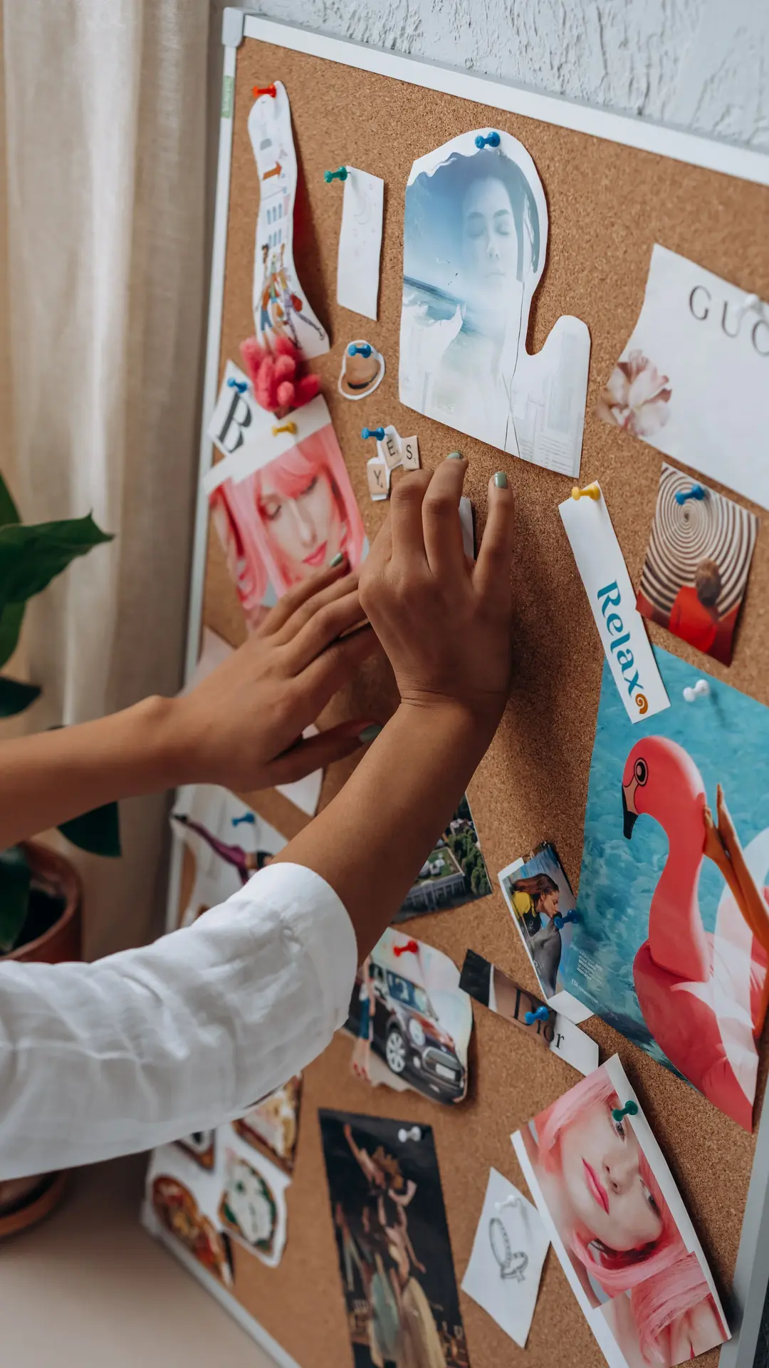 Mains disposant des images sur un tableau de visualisation