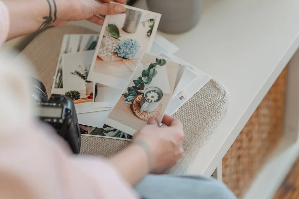 Mains disposant des photos inspirantes sur une table
